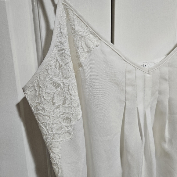 Aritzia Talula White Cami Tank with Lace Detailing Size Medium - Picture 2 of 7